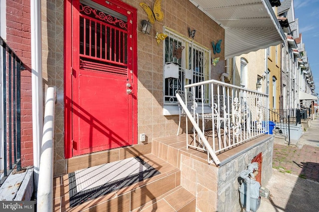 doorway to property with covered porch