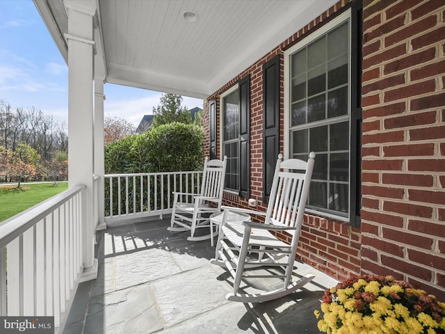 balcony featuring covered porch