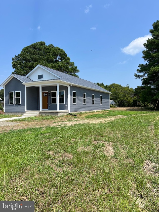 view of front of home featuring a front lawn