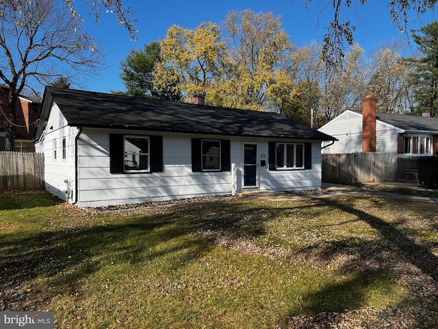 view of front of home featuring a front lawn