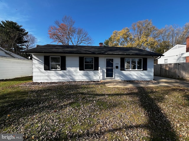 ranch-style home featuring a front lawn