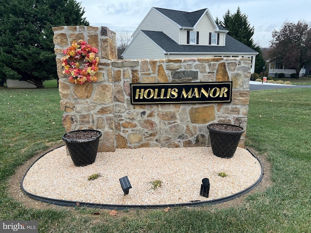 community / neighborhood sign featuring a lawn