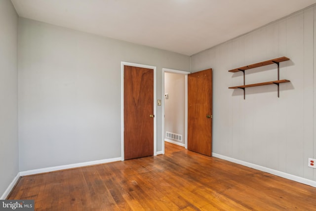 unfurnished room with dark hardwood / wood-style floors