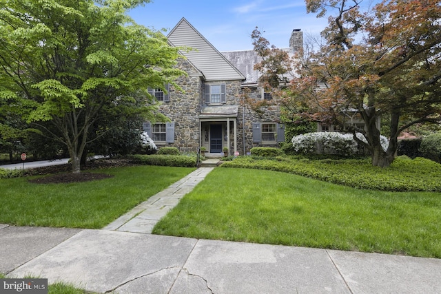 view of front facade featuring a front yard