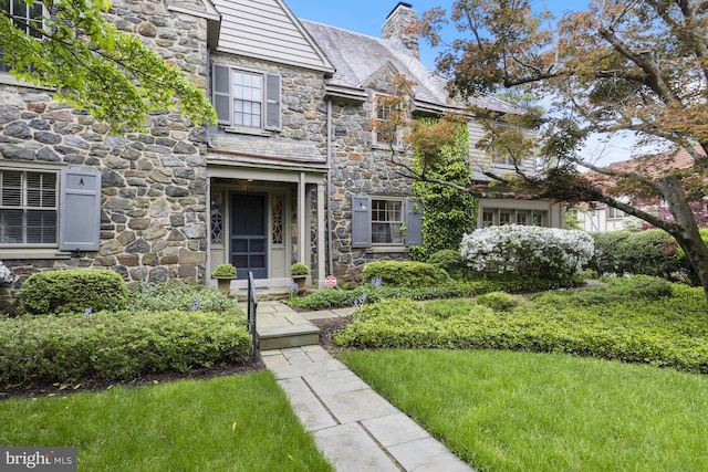 view of front facade featuring a front yard