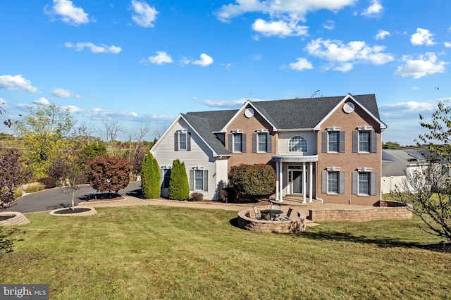 view of front of home with a front lawn