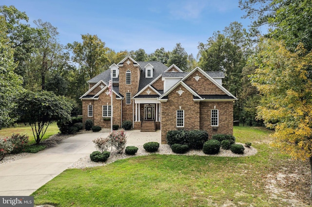 craftsman house featuring a front lawn