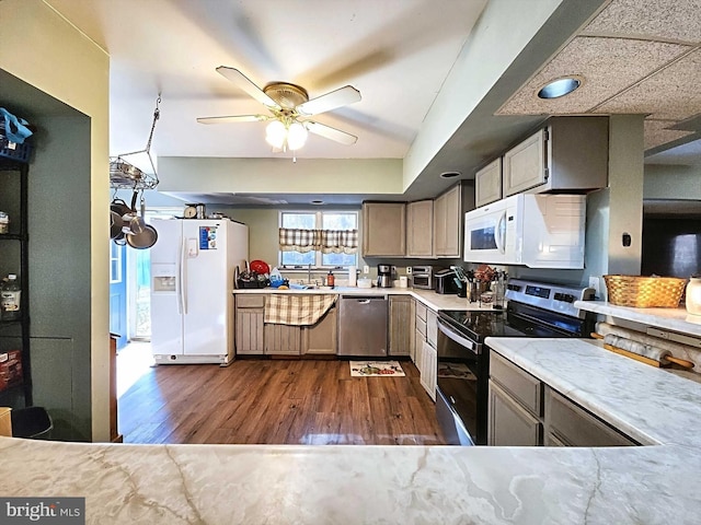 kitchen featuring appliances with stainless steel finishes, dark hardwood / wood-style flooring, gray cabinets, pendant lighting, and ceiling fan