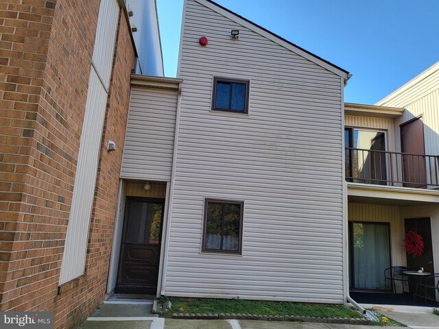 exterior space featuring a balcony