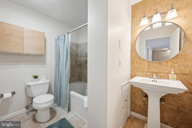 full bathroom featuring shower / bathtub combination with curtain, tile patterned flooring, backsplash, a textured ceiling, and toilet