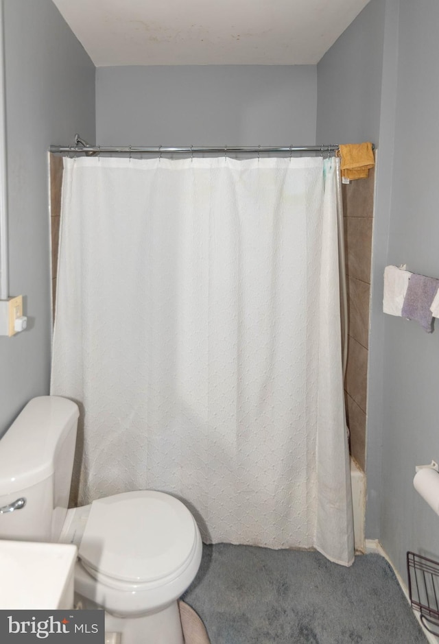 full bathroom featuring vanity, shower / tub combo, and toilet