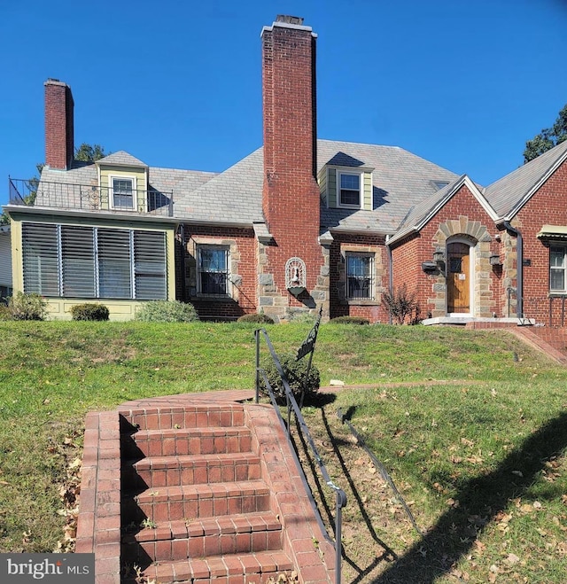 back of house featuring a lawn