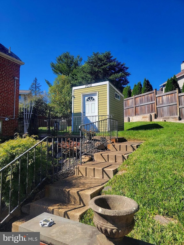 view of yard featuring an outbuilding