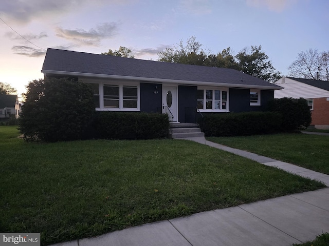 view of front of property featuring a yard