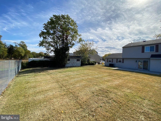 view of yard with a storage shed