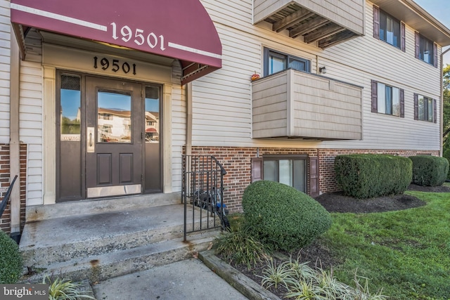 entrance to property with a balcony