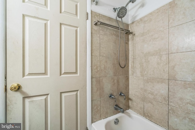 bathroom featuring tiled shower / bath combo