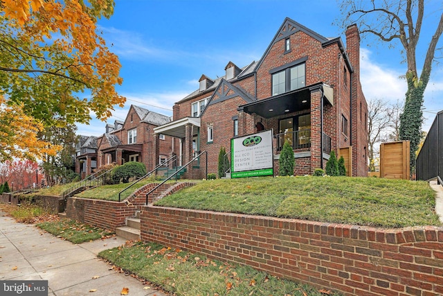 view of front of property featuring a front lawn