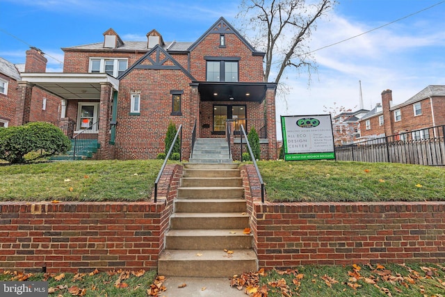 view of front facade featuring a front lawn