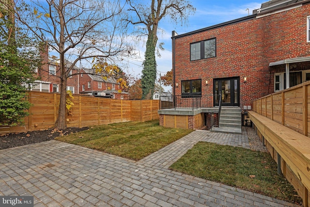 view of yard featuring a patio area