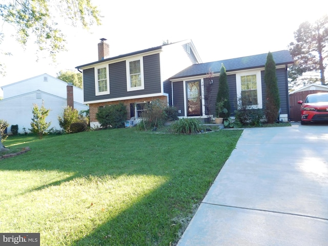 view of front facade featuring a front lawn