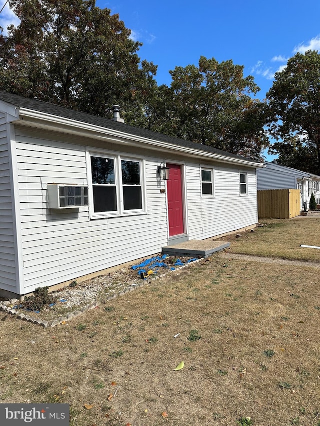 view of front of house with a front lawn