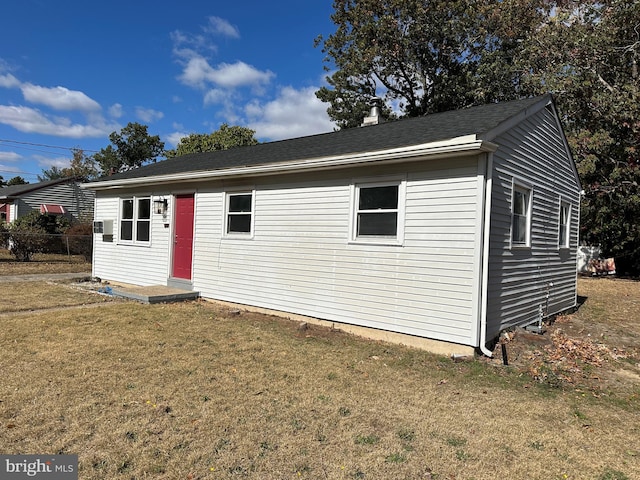 manufactured / mobile home featuring a front lawn