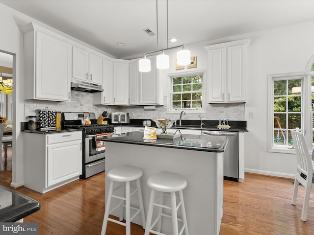 211 Glyndon Meadow Rd, Reisterstown, MD 21136 - kitchen featuring stainless steel appliances, under cabinet range hood, dark countertops, and recessed lighting