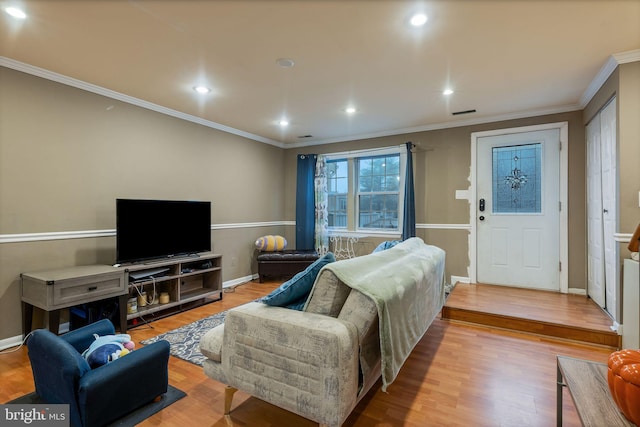 living area with recessed lighting, crown molding, and wood finished floors