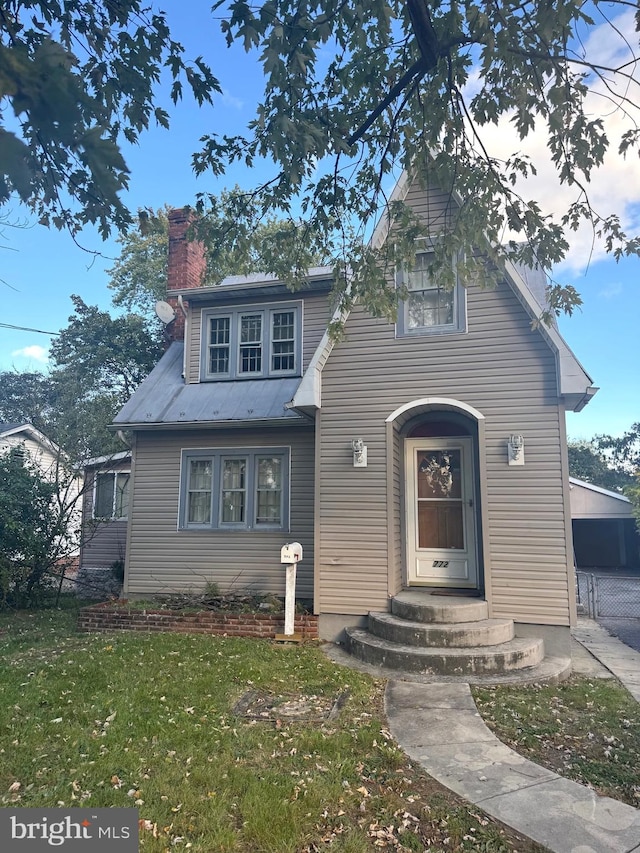 view of front facade featuring a front yard