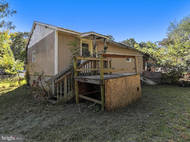 rear view of house featuring a yard