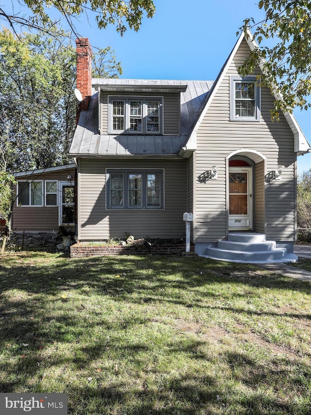 view of front facade featuring a front yard