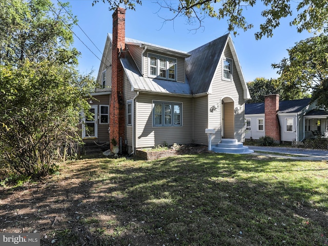 view of front of house with a front lawn