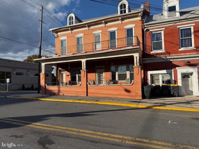 view of front facade featuring a balcony