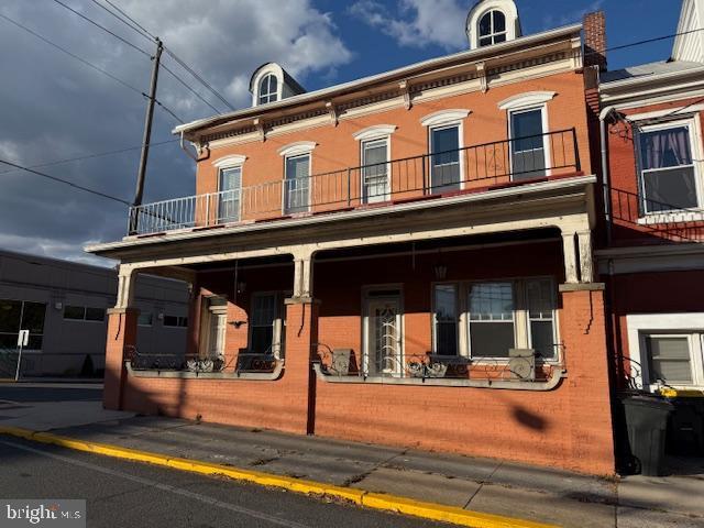 view of front of house with a balcony