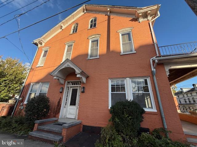 view of italianate-style house