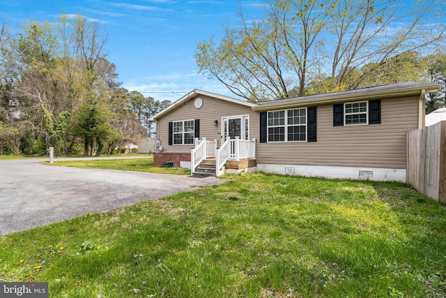 view of front of home featuring a front yard