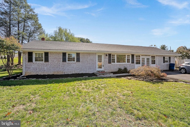 single story home featuring a front lawn