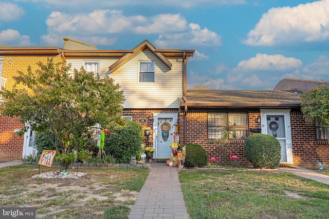 view of property featuring a front lawn