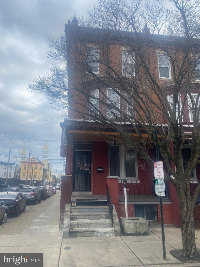 view of front of property featuring a porch