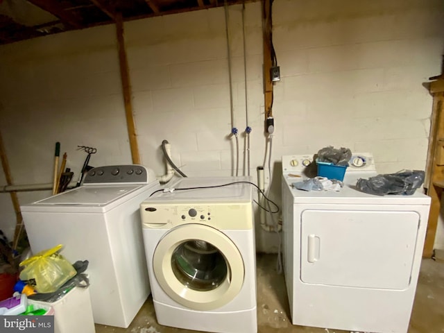 laundry room with independent washer and dryer