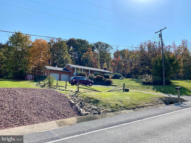 view of front of property featuring a front lawn and a garage