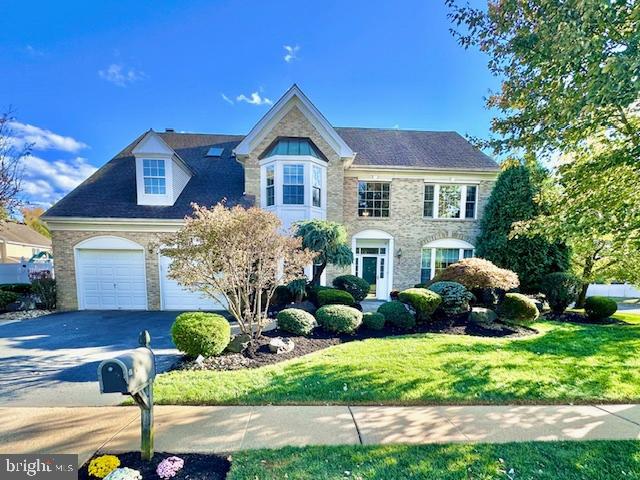 view of front of house featuring a garage and a front yard