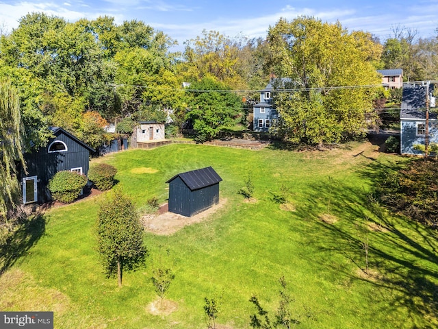 view of yard featuring a shed and an outdoor structure