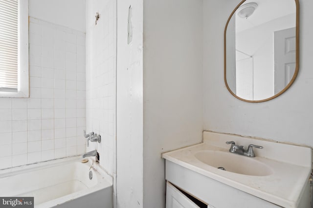 bathroom featuring vanity and tiled shower / bath