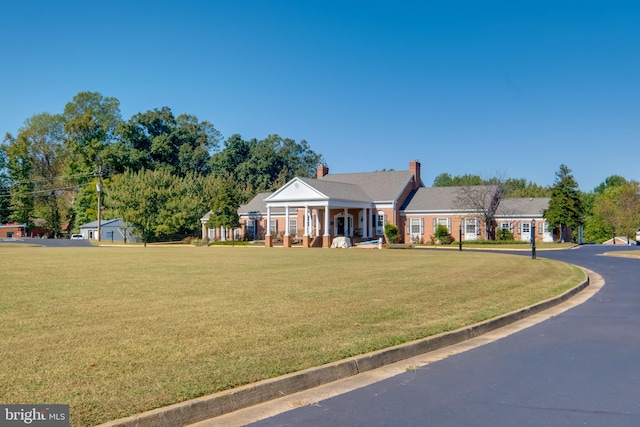 view of front facade featuring a front yard