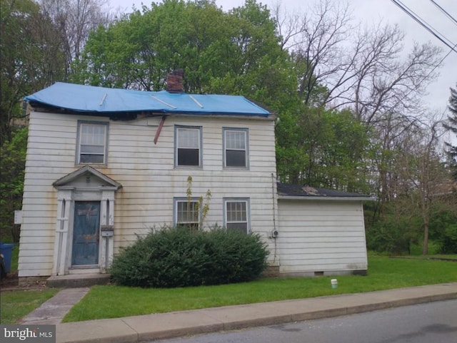 view of front of home featuring a front lawn