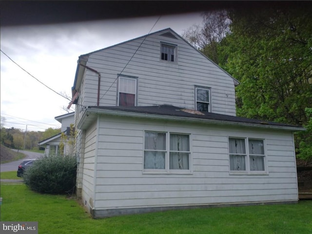 view of side of property featuring a yard