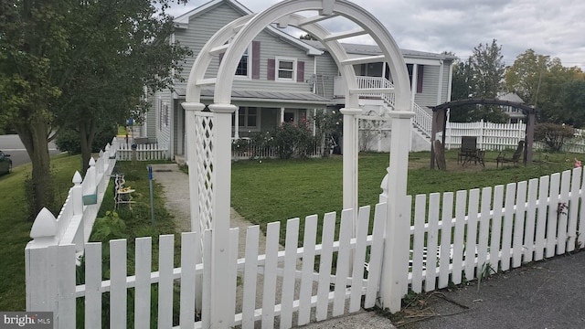 view of front of home featuring a front lawn