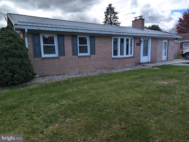 view of front of home featuring a front lawn